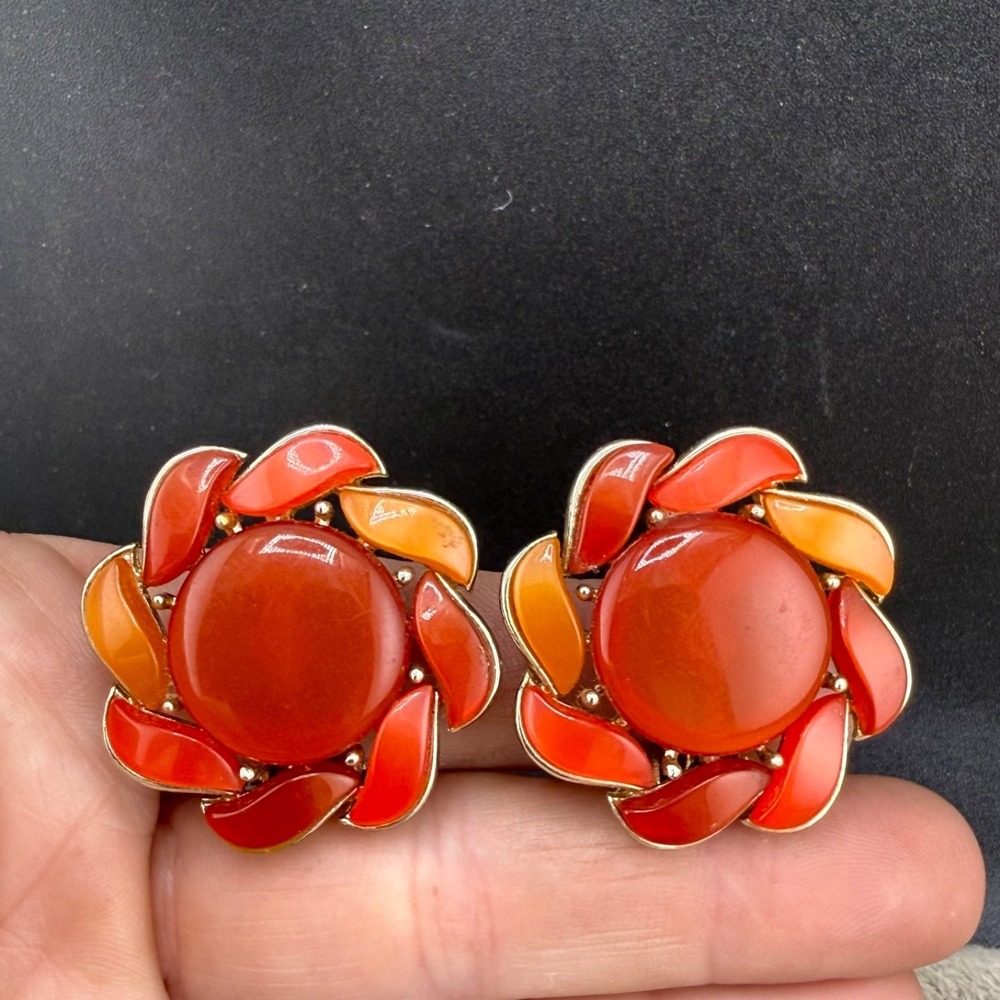 Vintage Lisner Thermoset Clip On Earrings‎ Silver Tone Red Orange